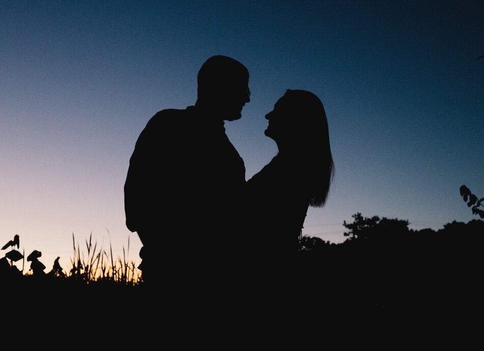 Couple silhouette at dusk canva 950x690