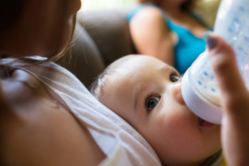 Feeding your baby infant formula
